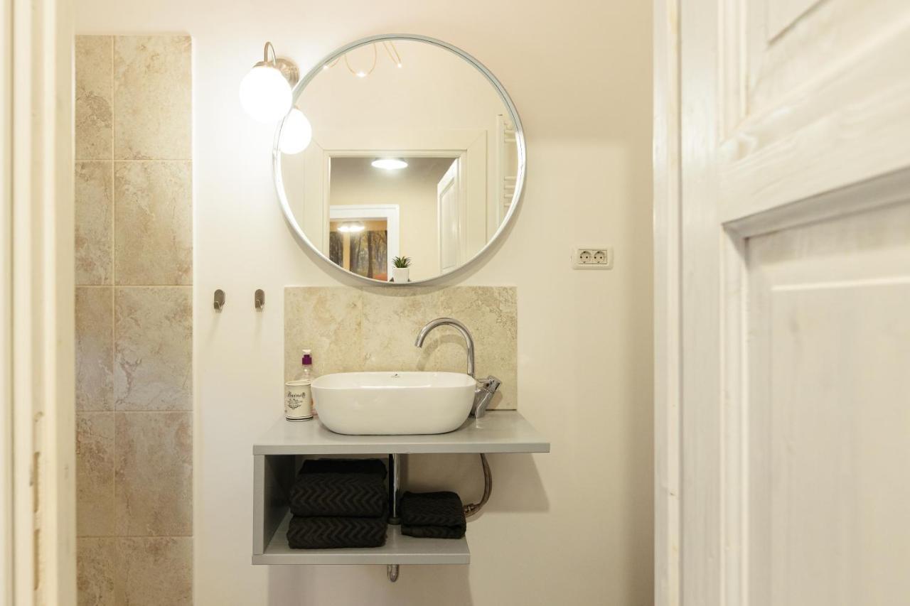 Chic Apartment In Historical City Center Timisoara Exterior photo